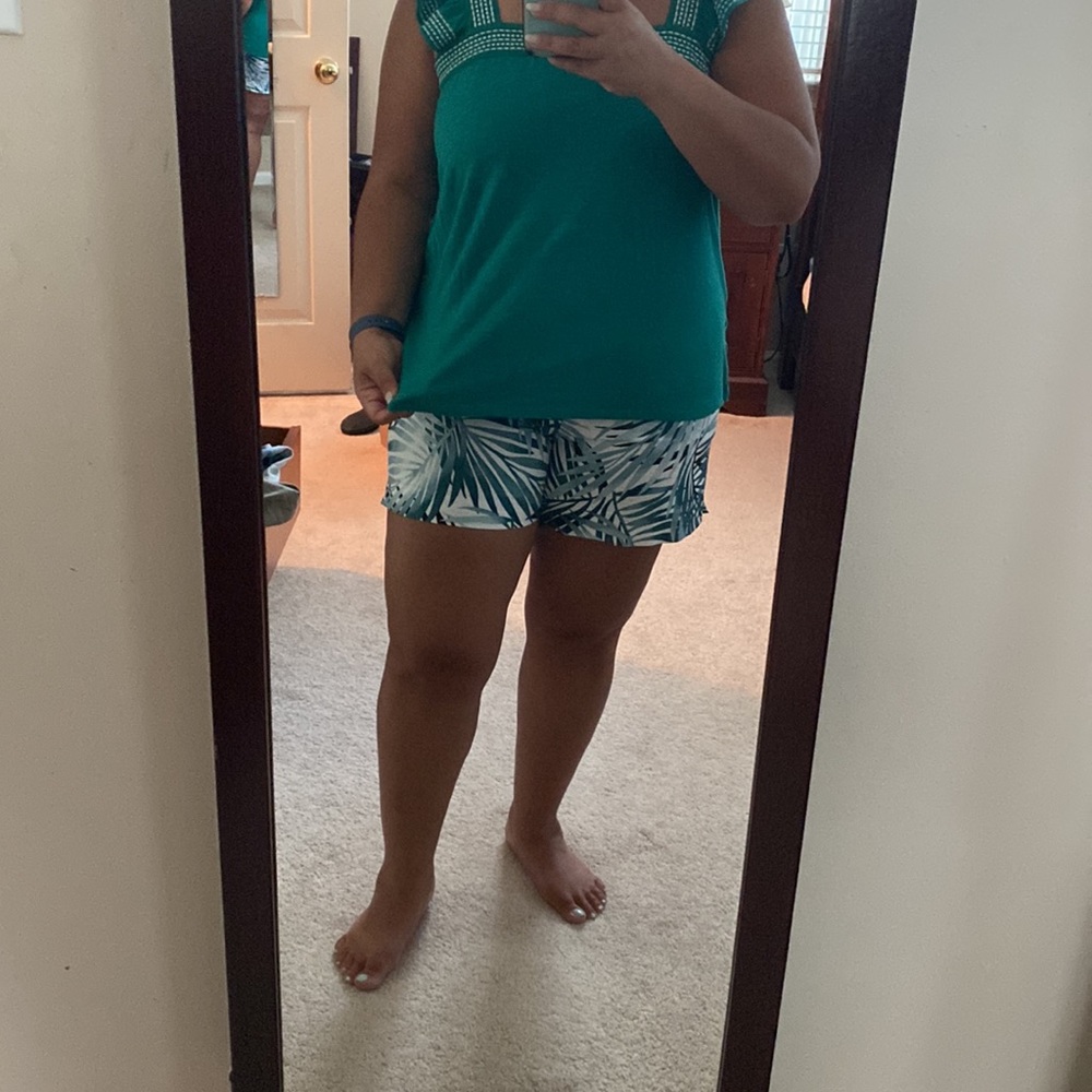LOFT Green and white flutter sleeve top - Picture 9 of 10